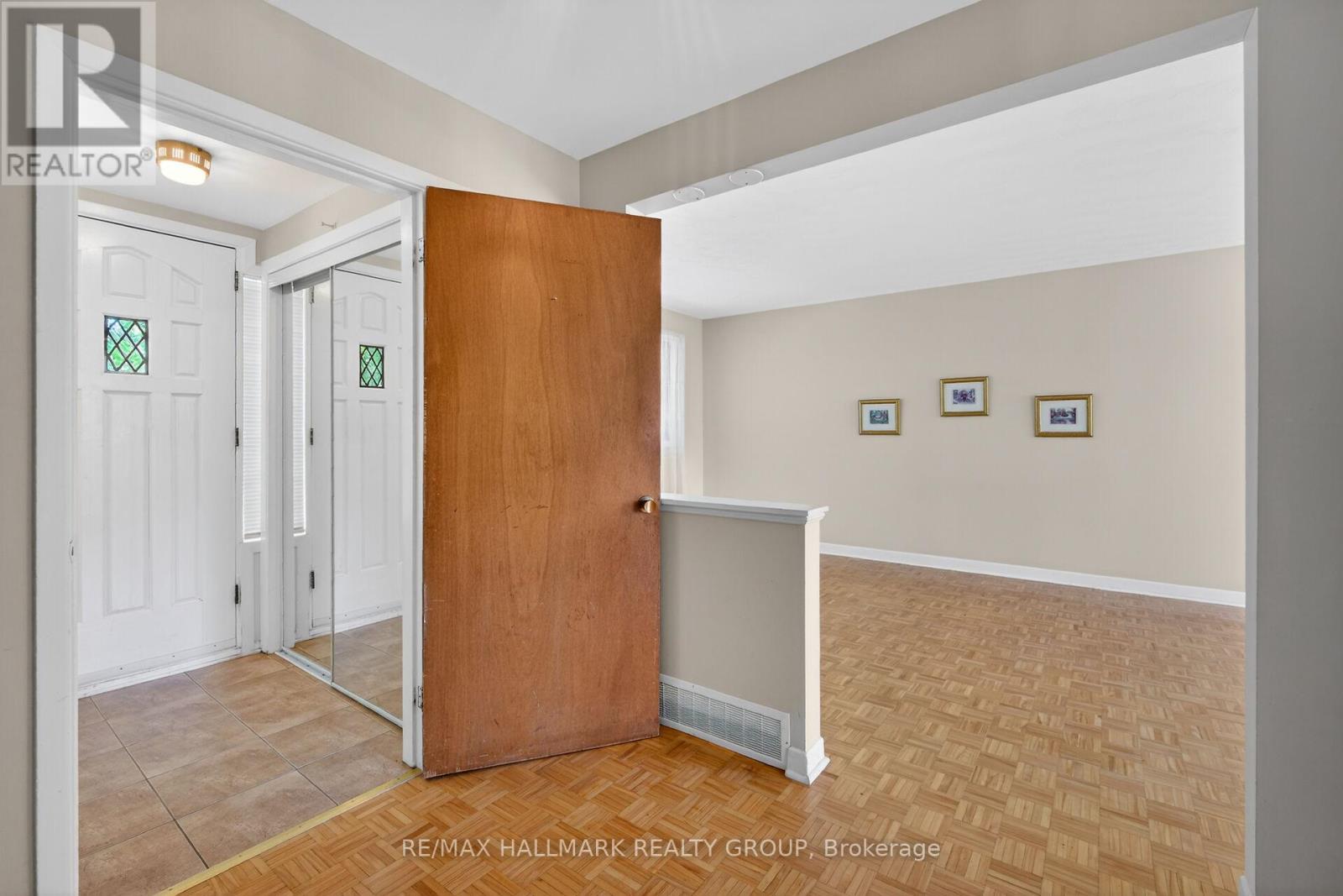 Door to close off foyer