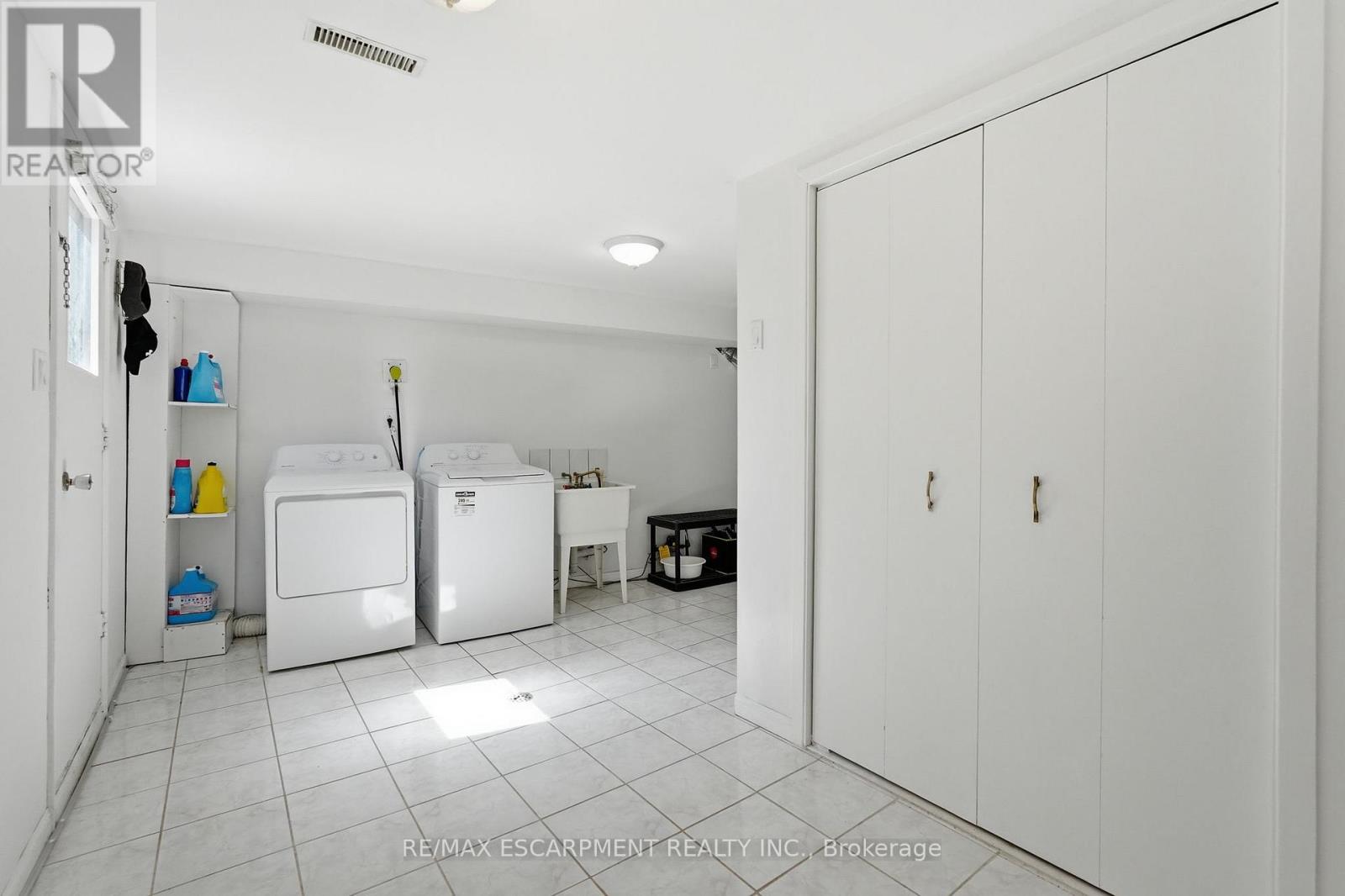 58 ONSLOW COURT - 31
