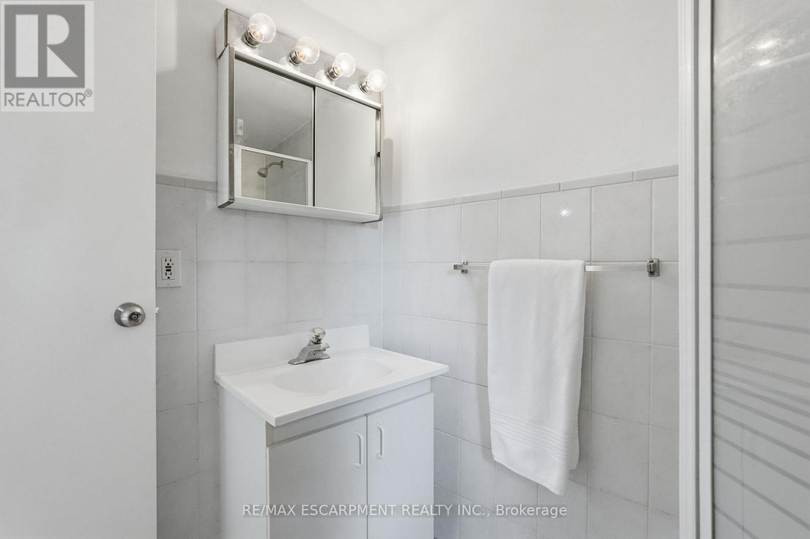 58 ONSLOW COURT - 33