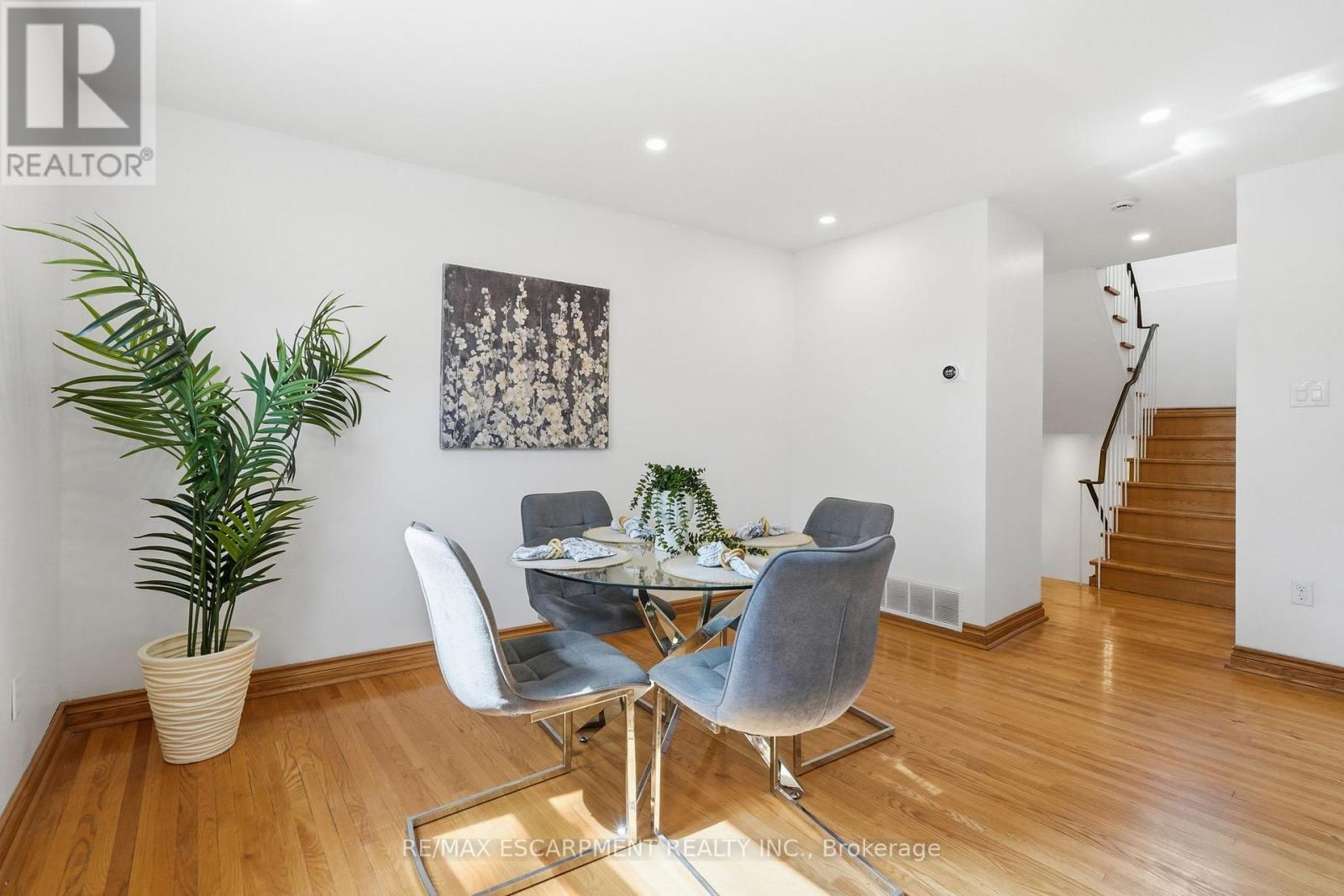 58 ONSLOW COURT - 8