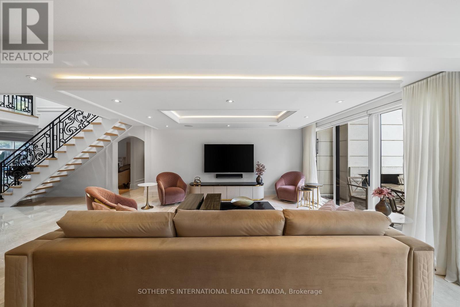 1347 QUEEN VICTORIA AVENUE - 14