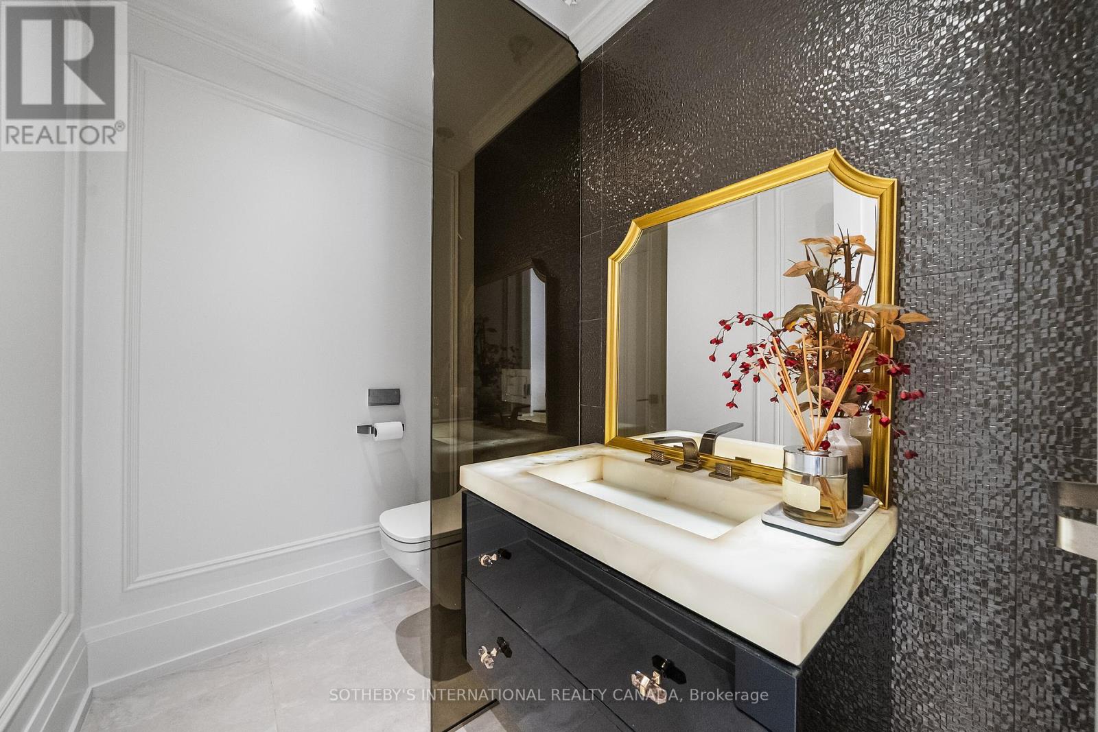 1347 QUEEN VICTORIA AVENUE - 19