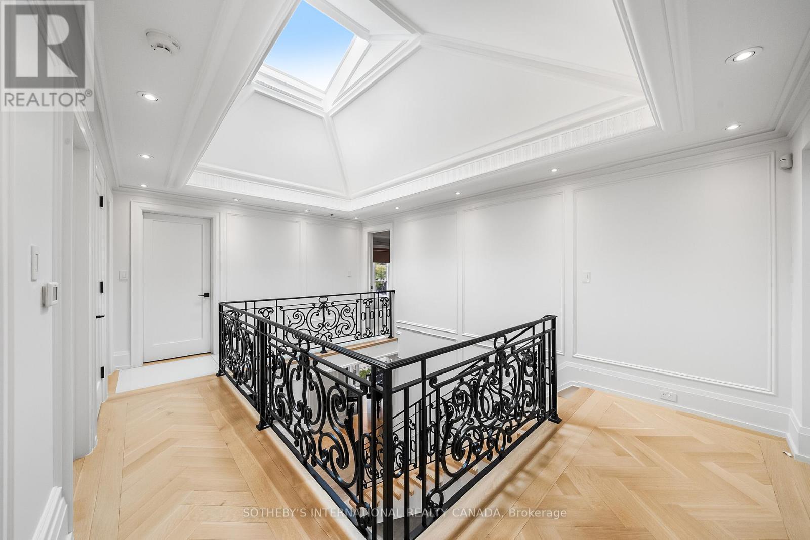1347 QUEEN VICTORIA AVENUE - 25