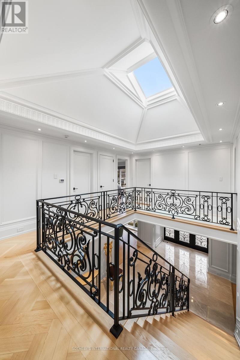 1347 QUEEN VICTORIA AVENUE - 26