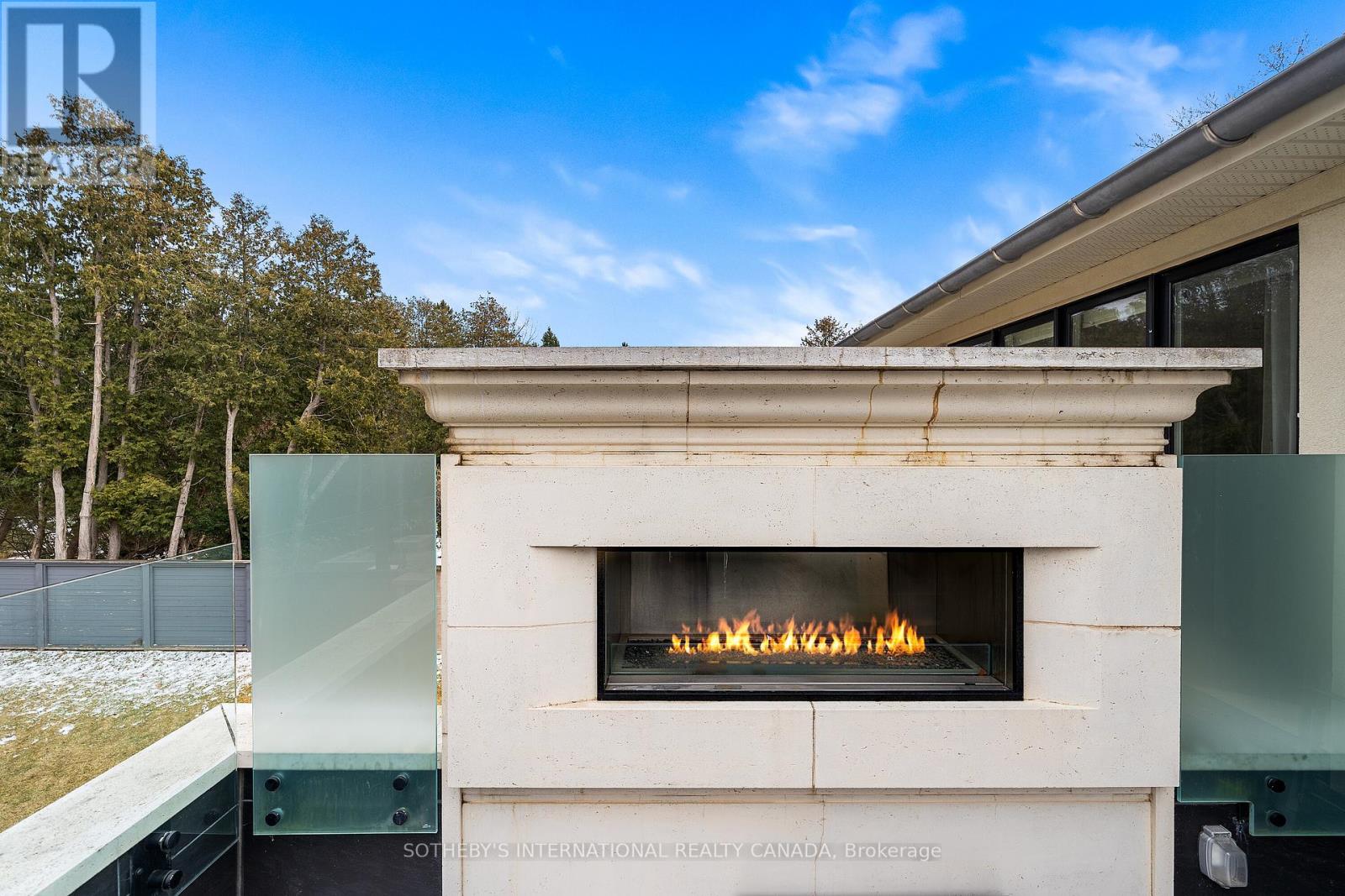 1347 QUEEN VICTORIA AVENUE - 36