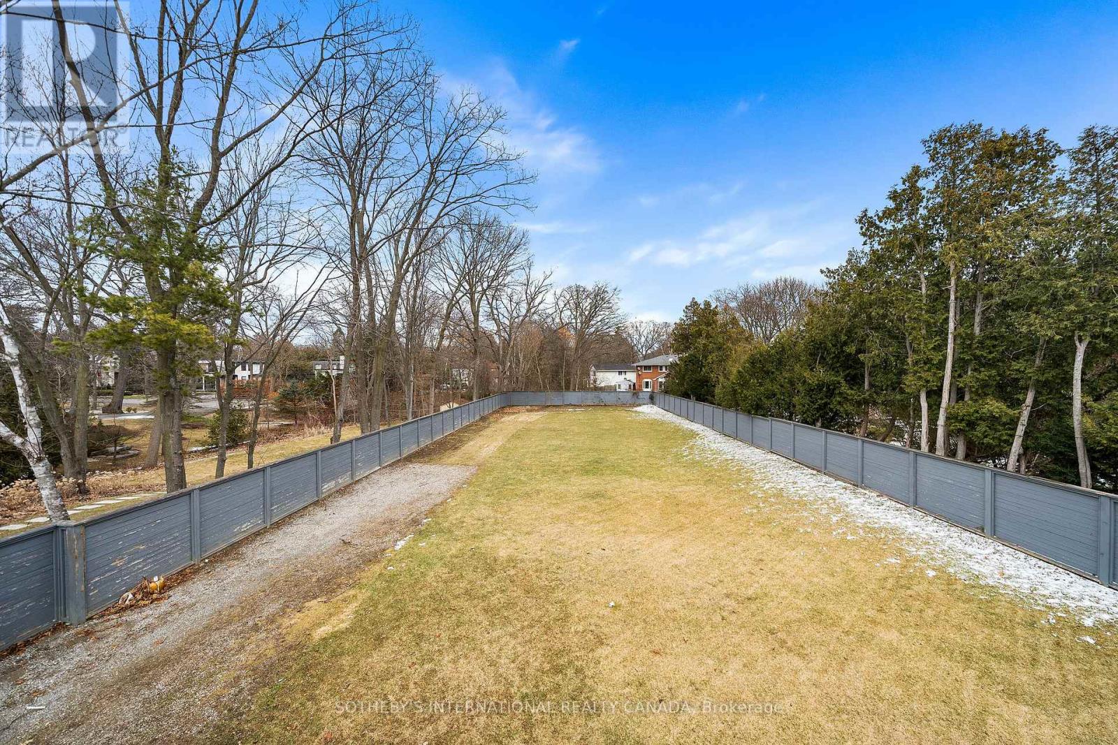 1347 QUEEN VICTORIA AVENUE - 37
