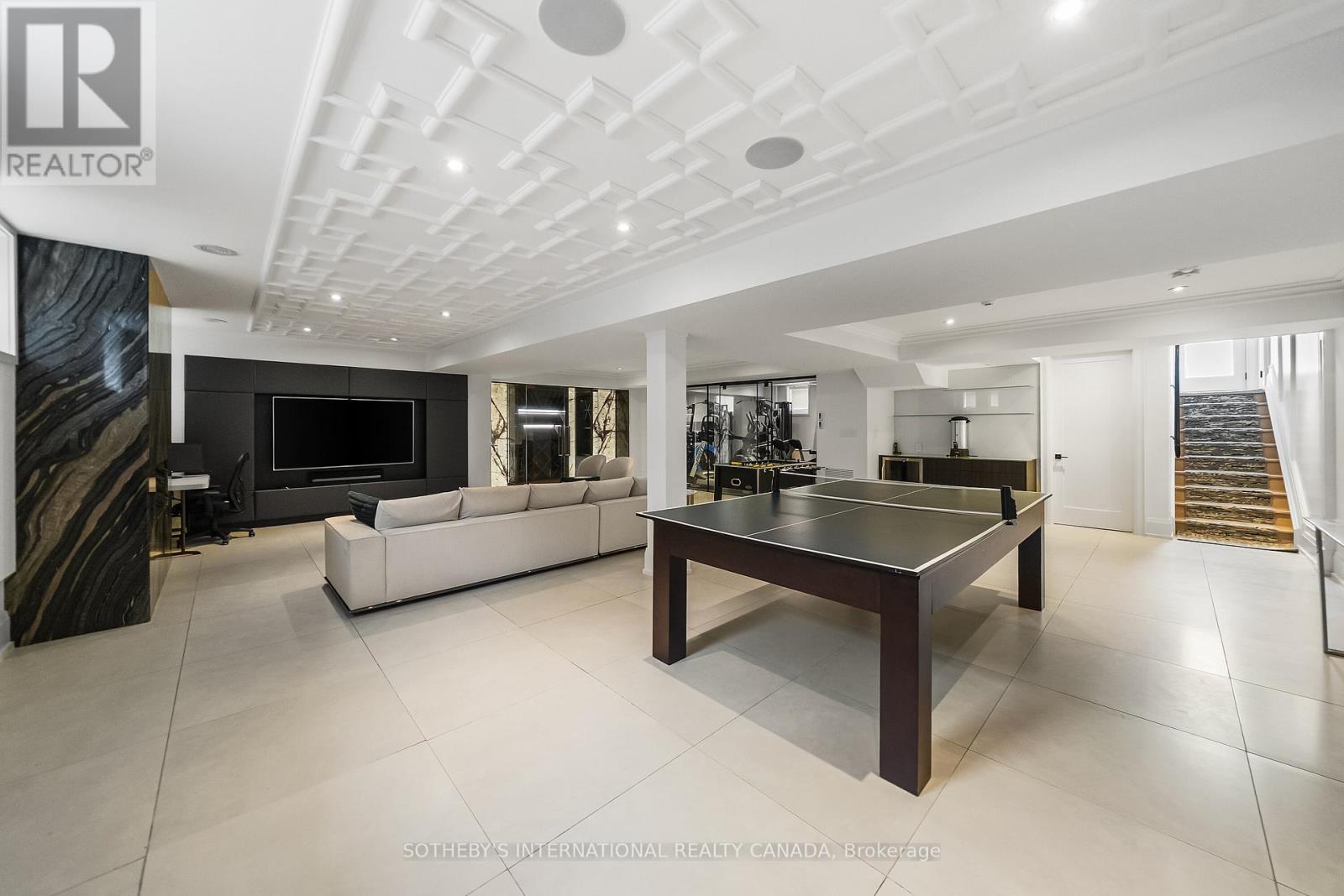 1347 QUEEN VICTORIA AVENUE - 39
