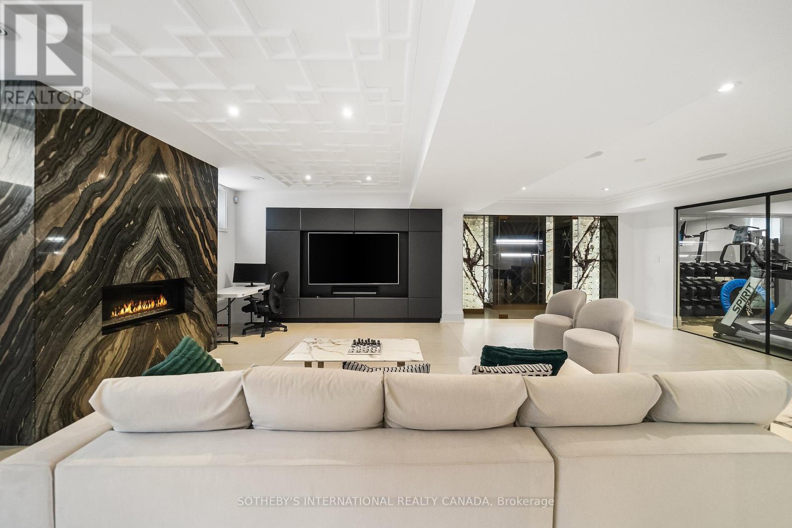 1347 QUEEN VICTORIA AVENUE - 40