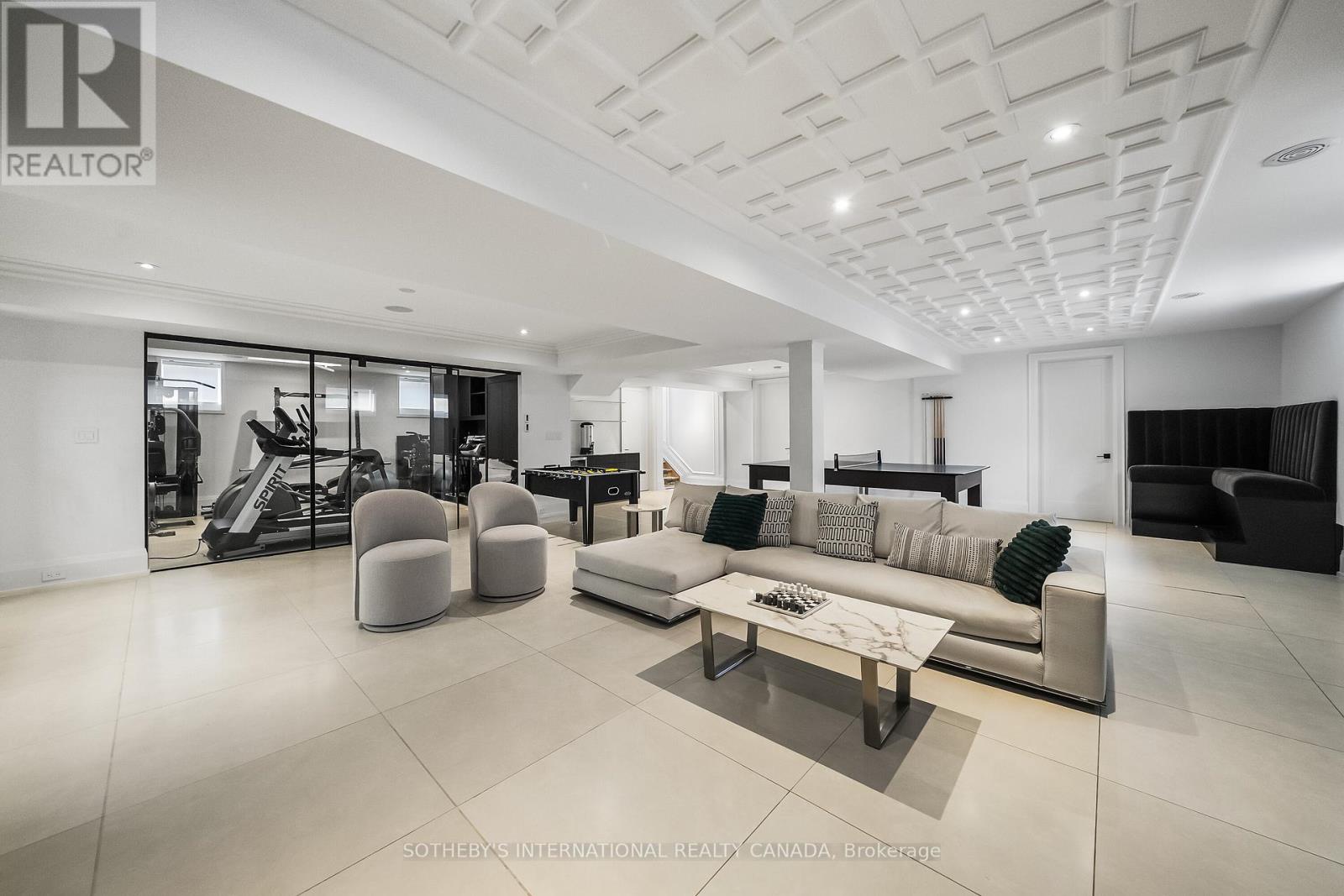 1347 QUEEN VICTORIA AVENUE - 41