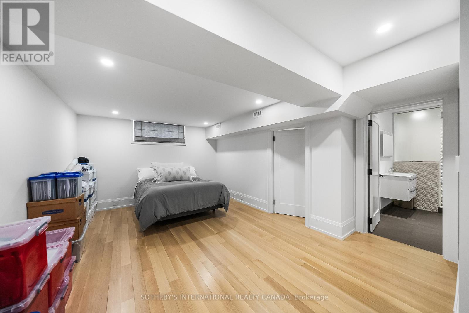 1347 QUEEN VICTORIA AVENUE - 43