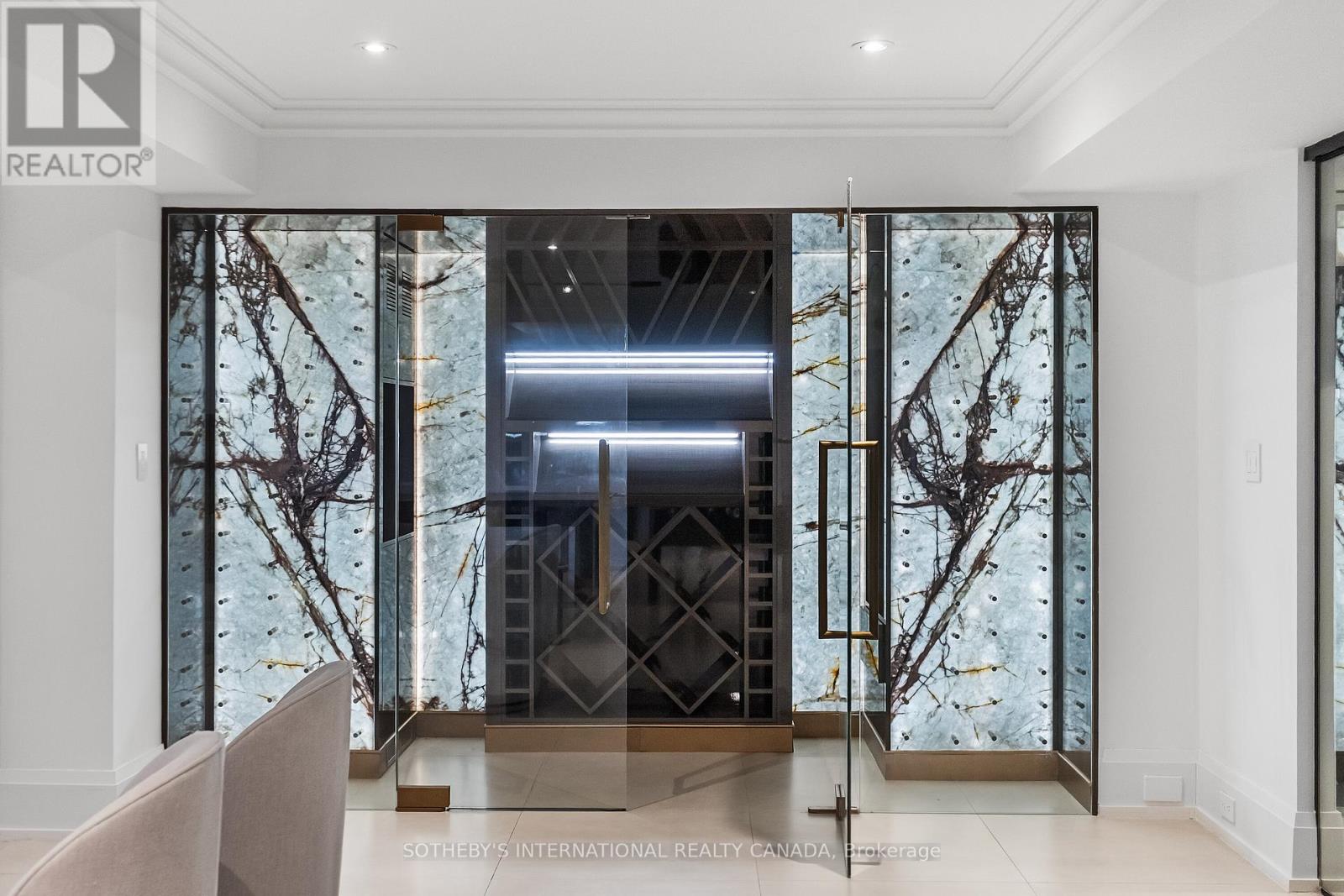 1347 QUEEN VICTORIA AVENUE - 44