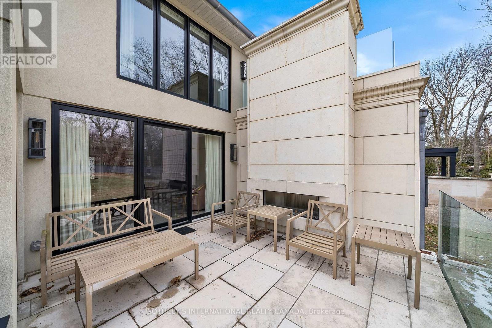 1347 QUEEN VICTORIA AVENUE - 46