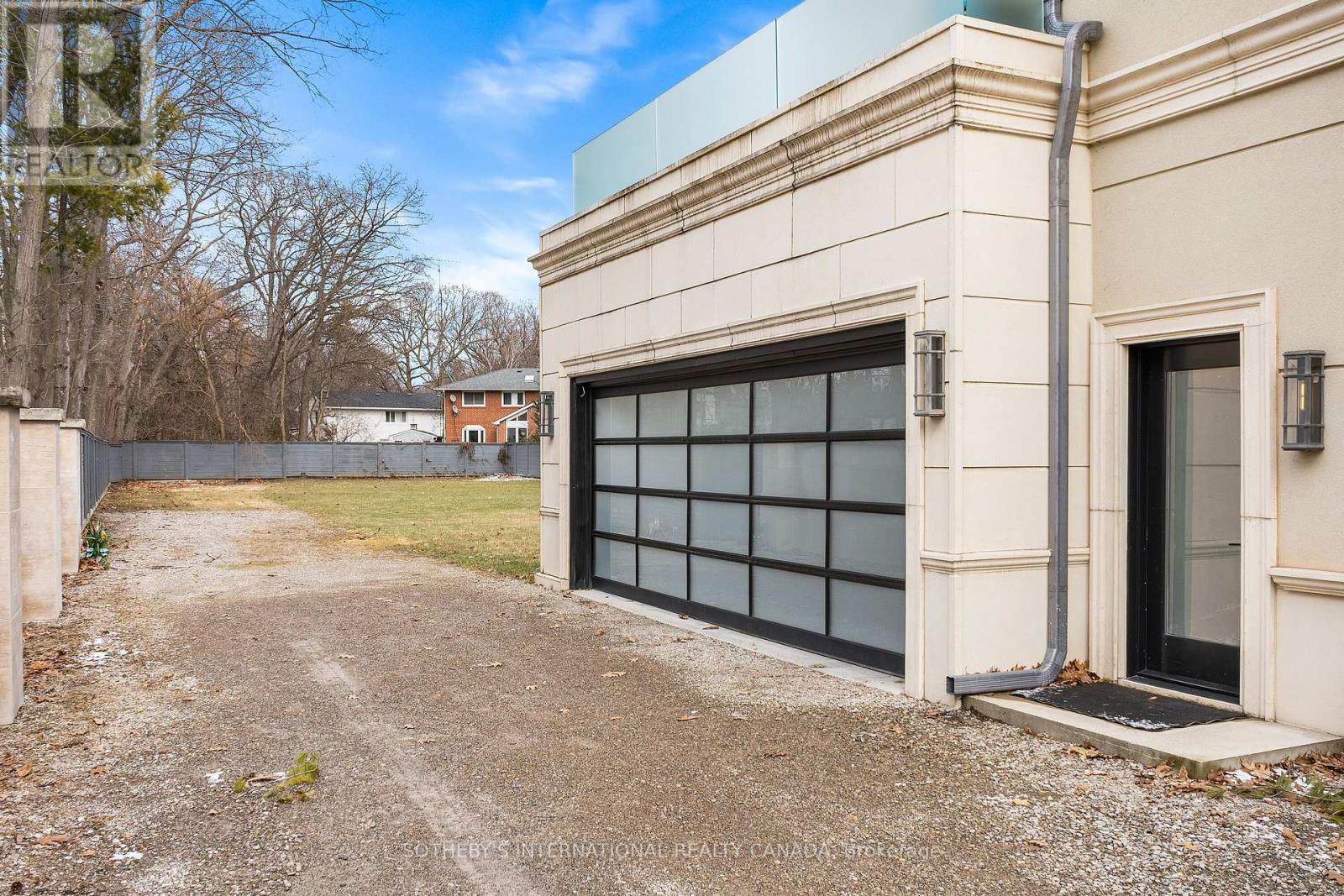 1347 QUEEN VICTORIA AVENUE - 47