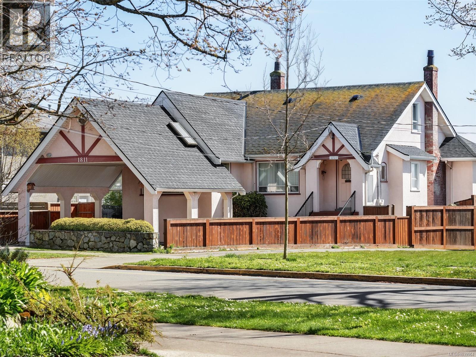 1811 Hollywood Cres, Victoria