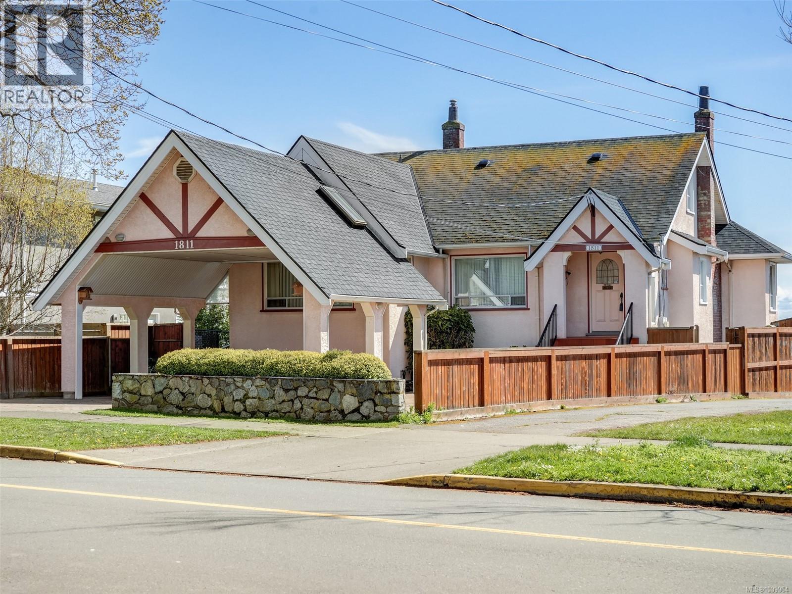 1811 Hollywood Cres, Victoria