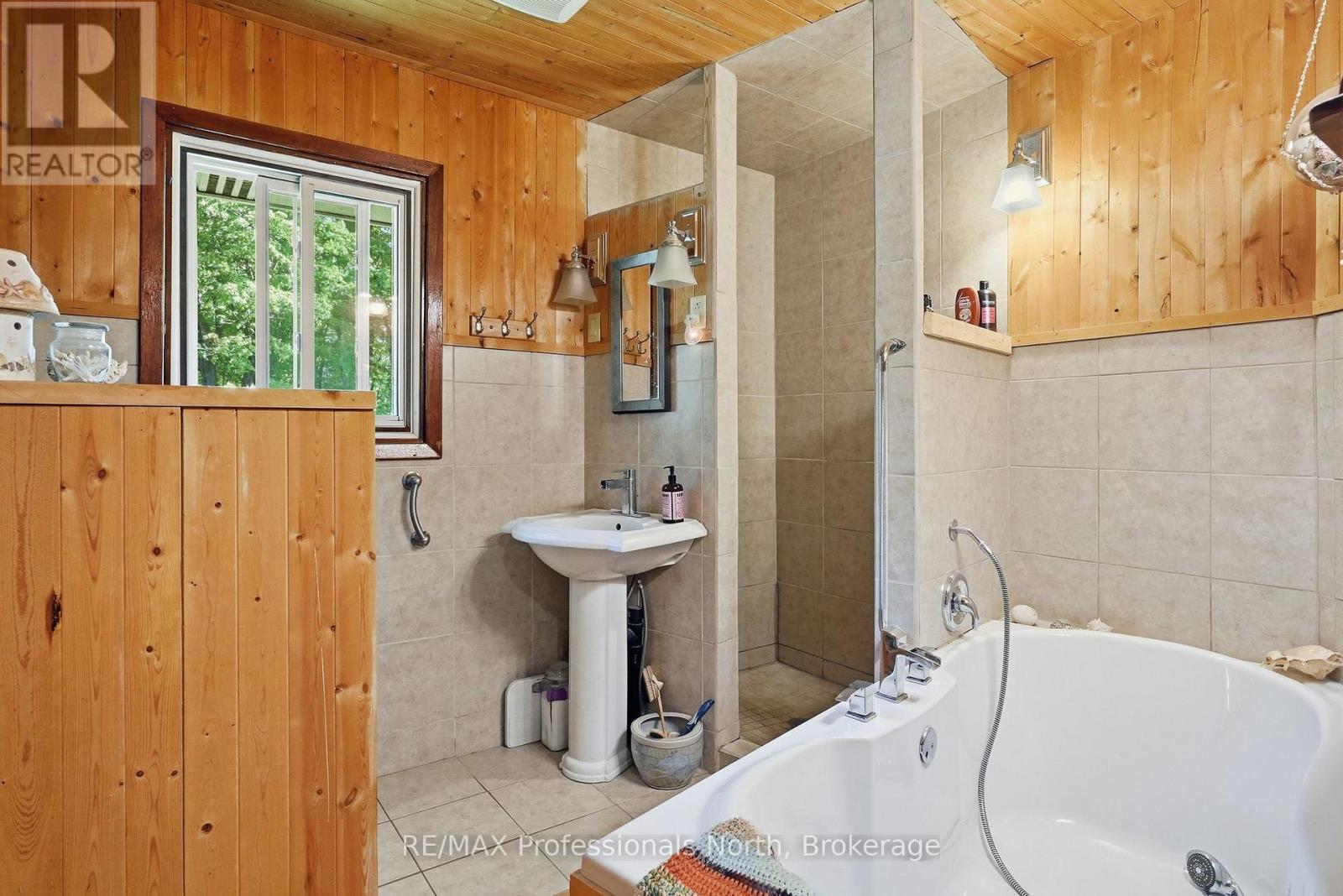 329 WASEOSA LAKE ROAD N - Image 15