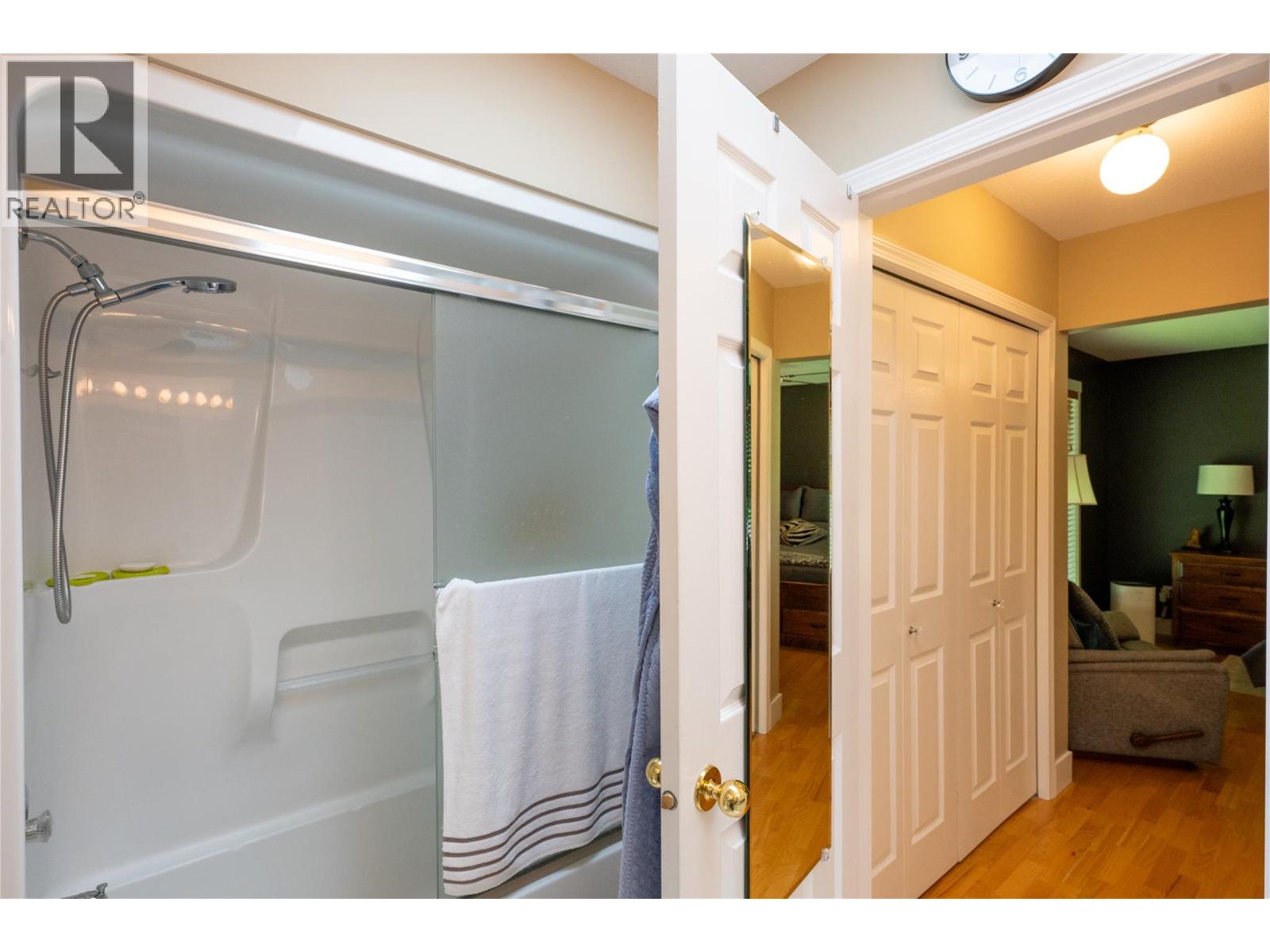 #32 2030 Van Horne Drive - 25