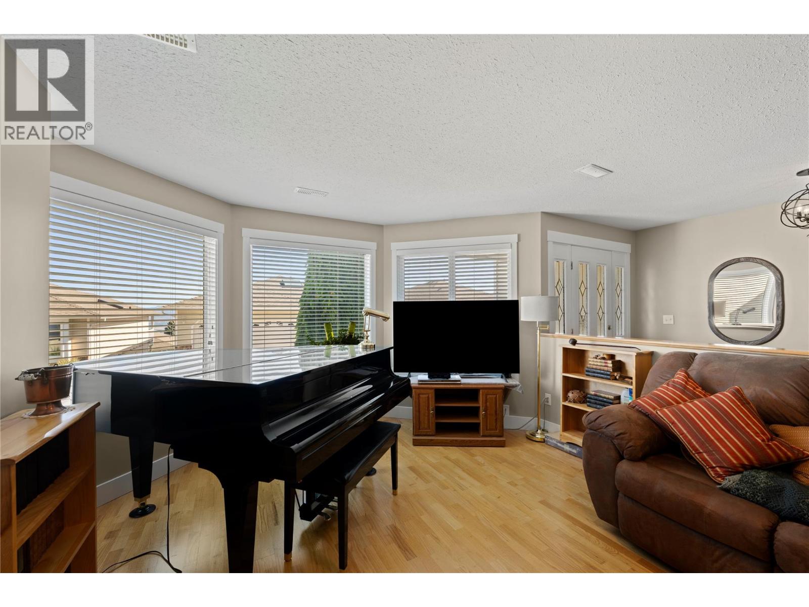#32 2030 Van Horne Drive - 4