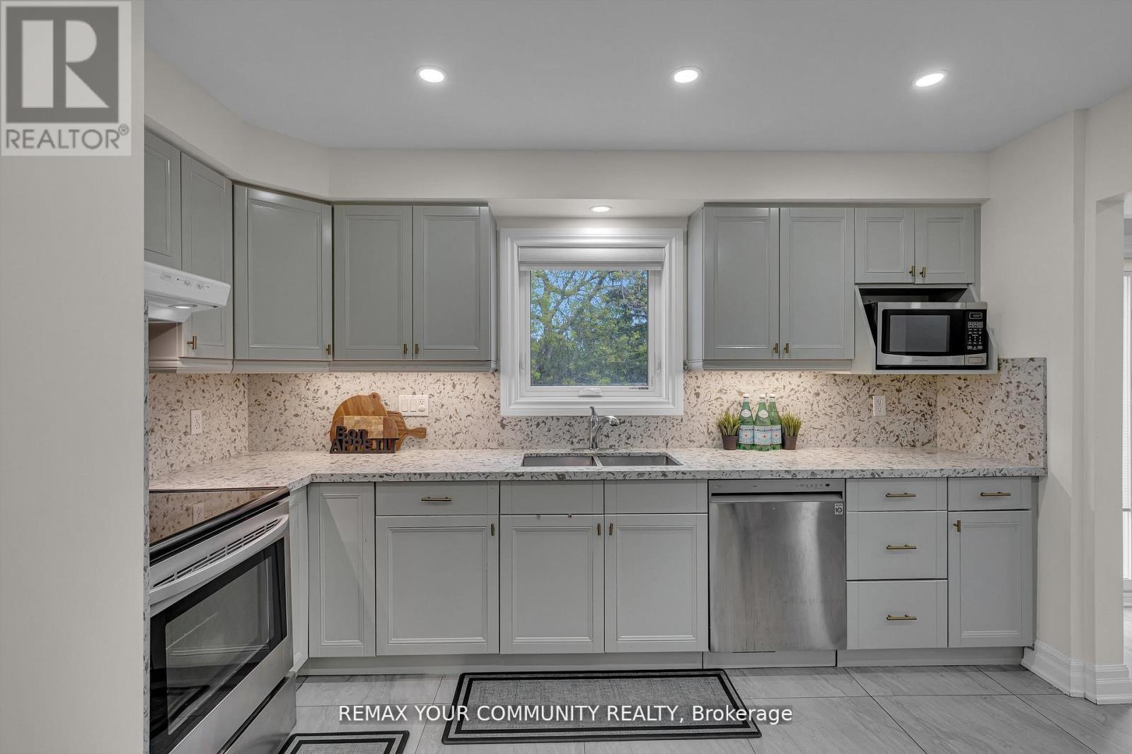 22 MADELAINE CRESCENT - 13