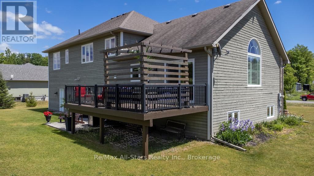 15 RUSTLEWOOD AVENUE - 33
