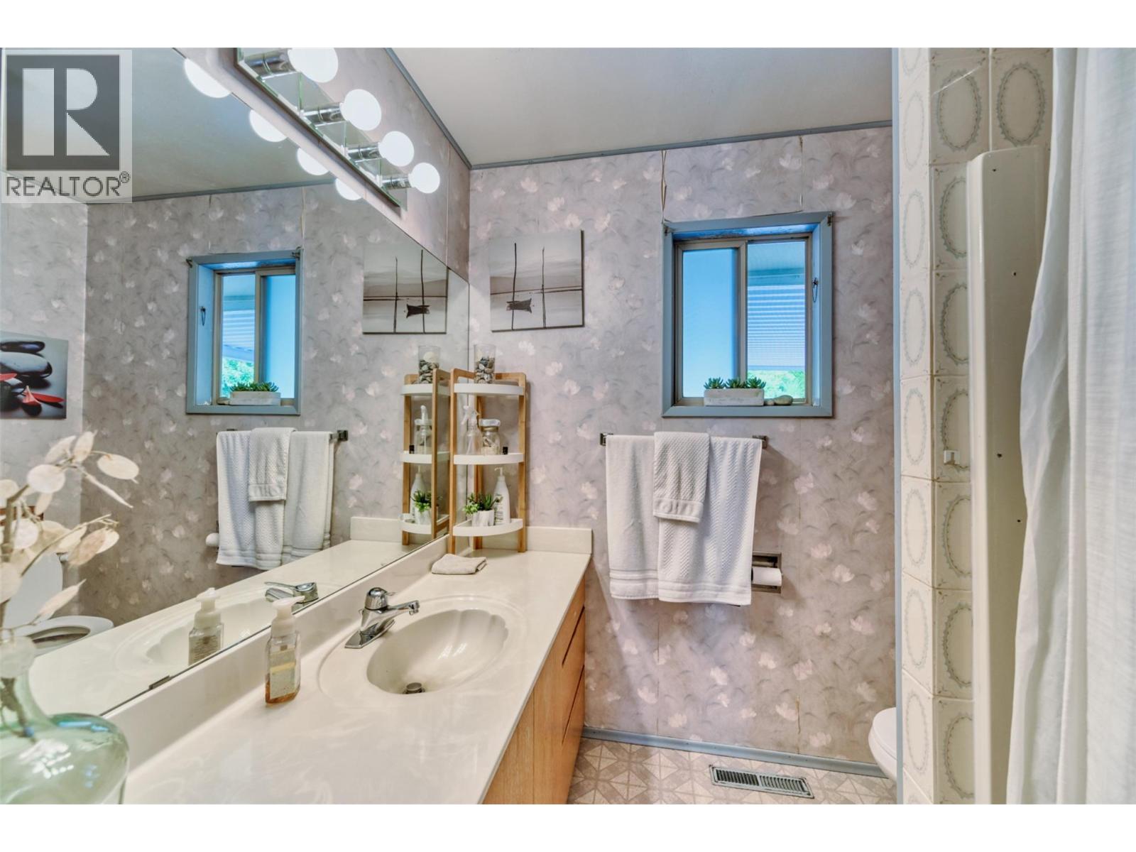 8206 GRAVENSTEIN Drive, Osoyoos