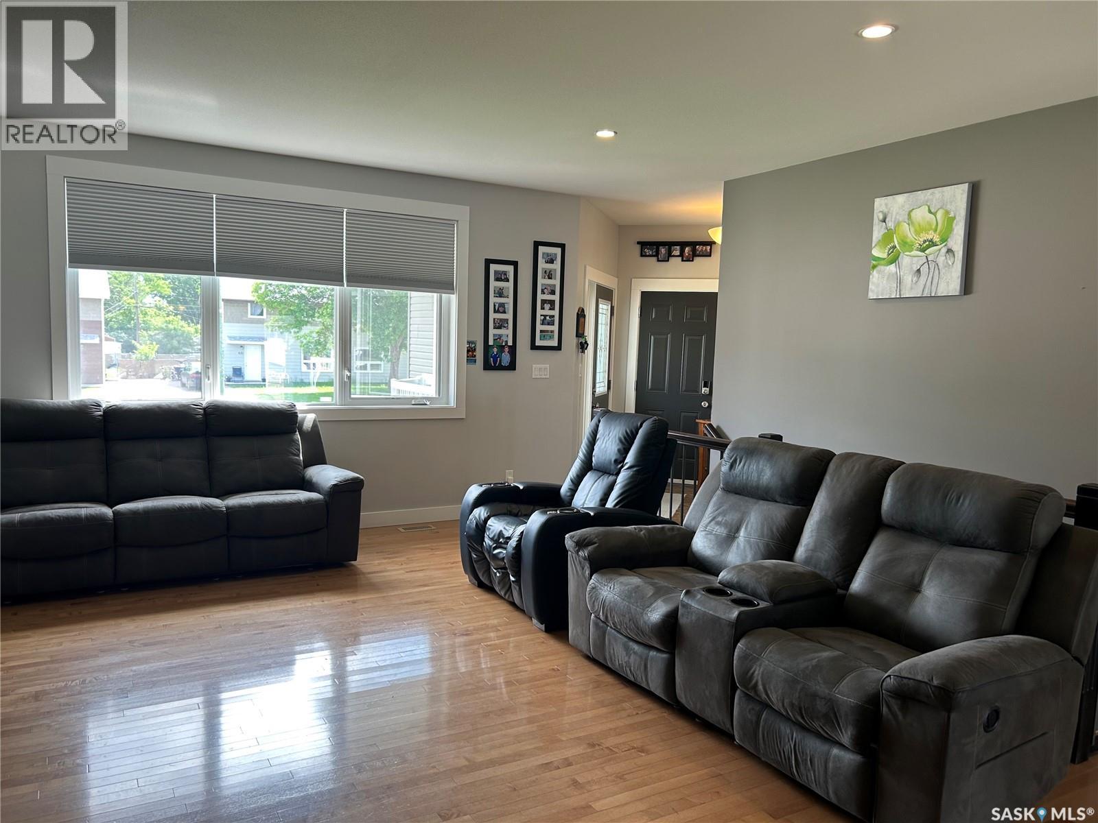 832 7TH AVENUE NE - photo 4