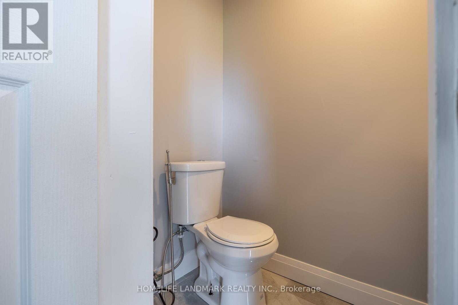 500 LARRY AVENUE - 11