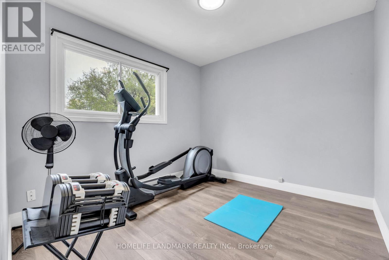 500 LARRY AVENUE - 15