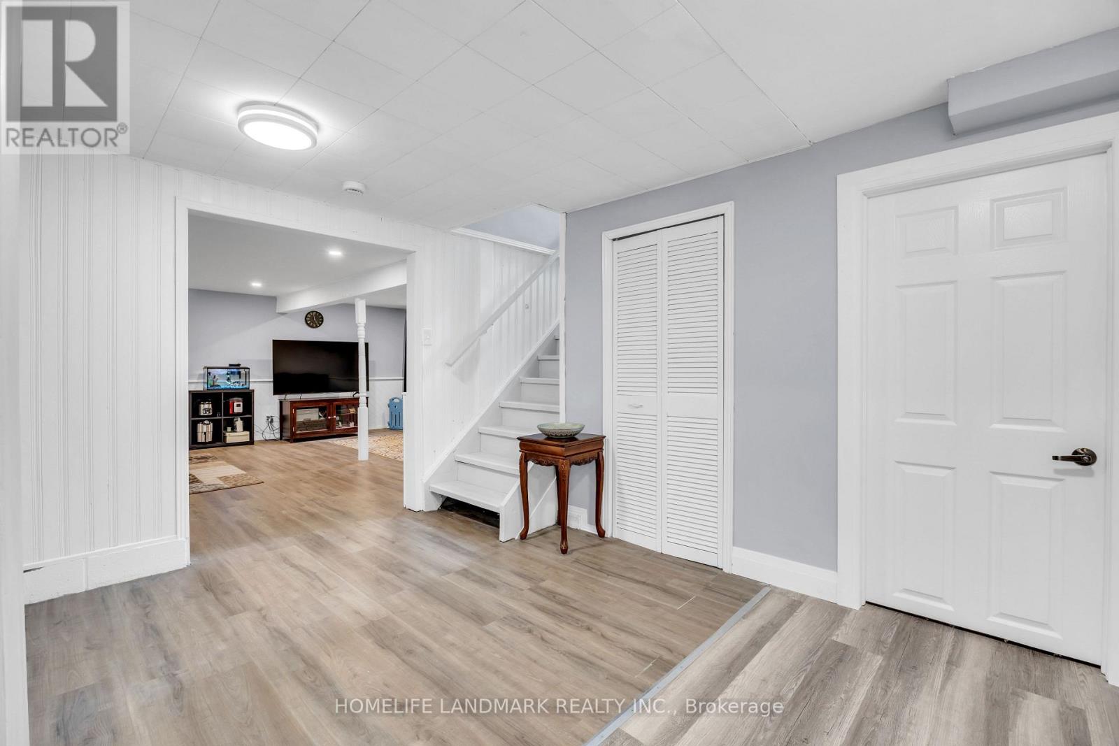 500 LARRY AVENUE - 18