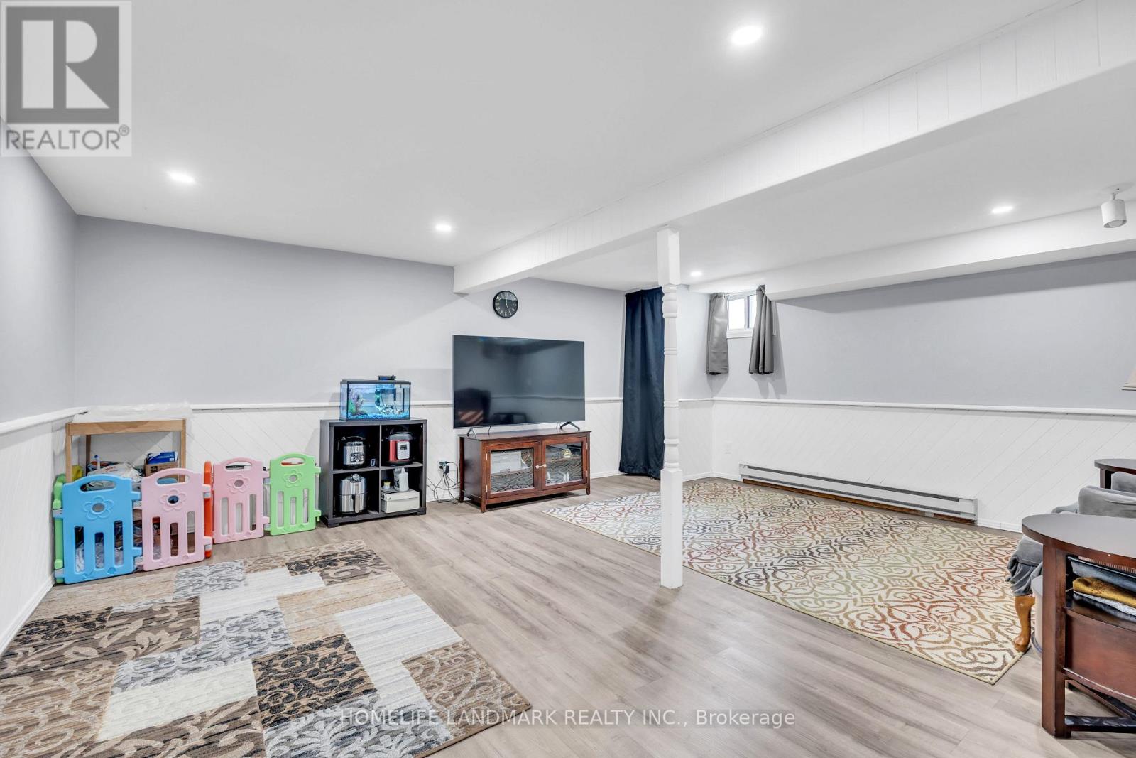 500 LARRY AVENUE - 20