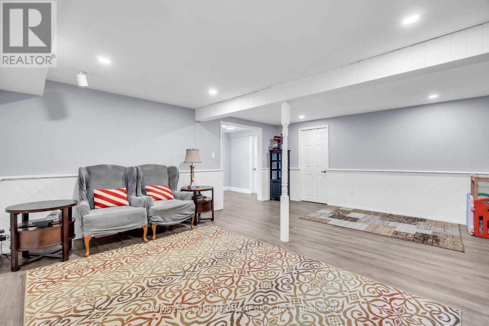 500 LARRY AVENUE - 21
