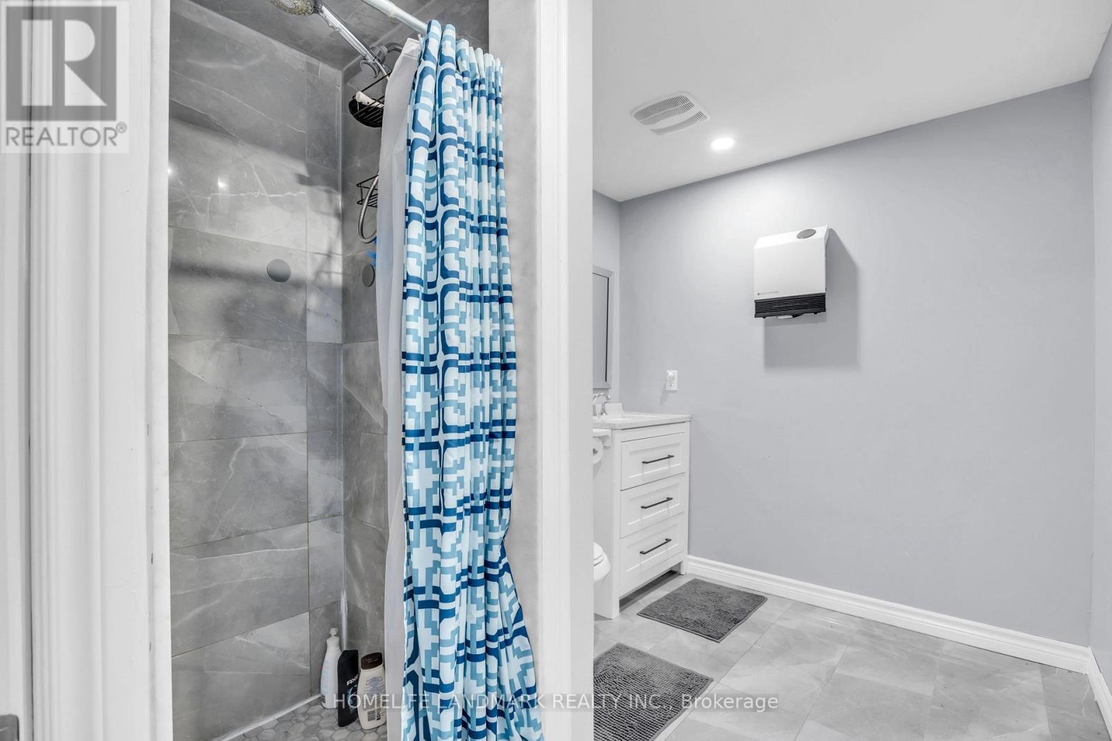500 LARRY AVENUE - 24