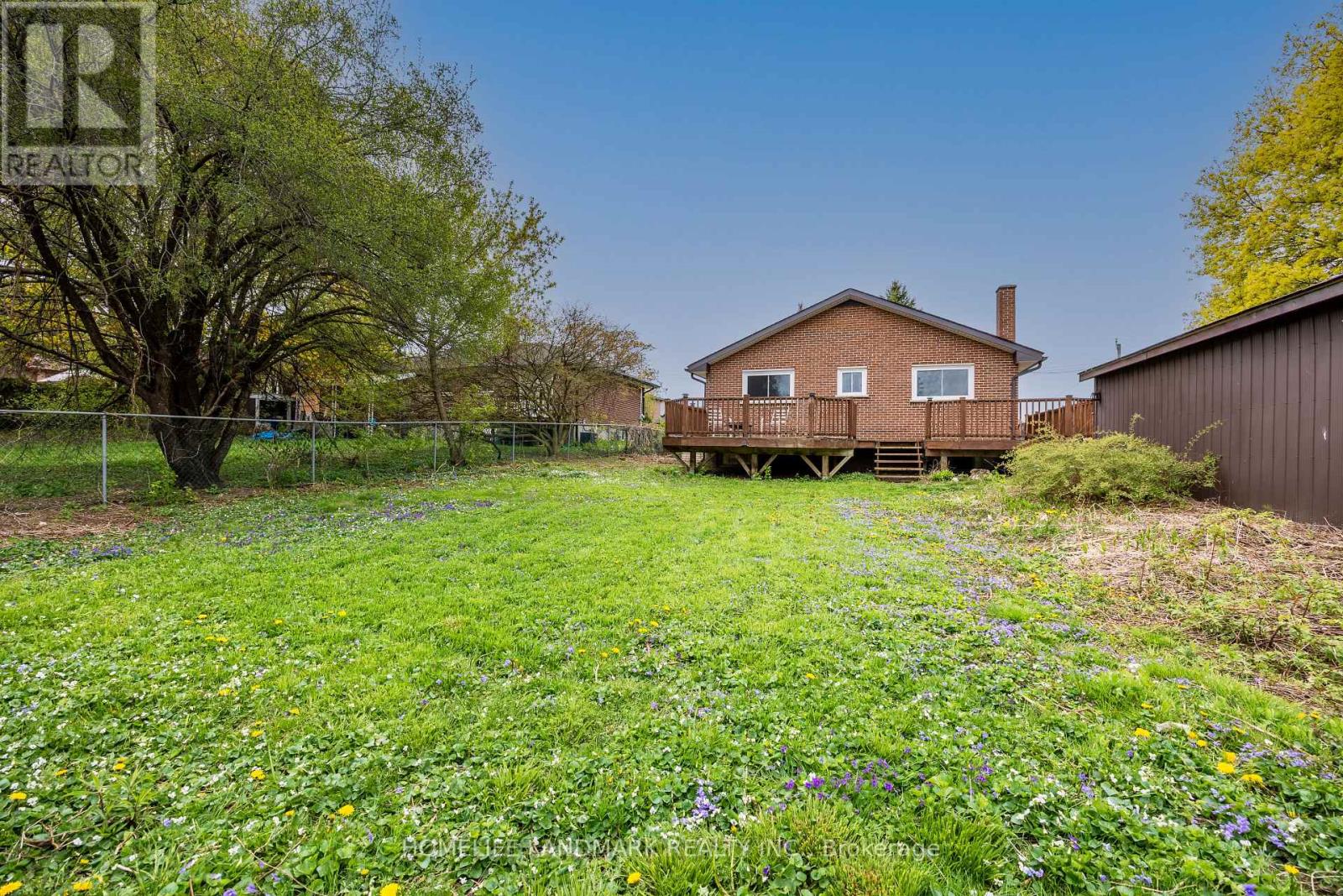 500 LARRY AVENUE - 28