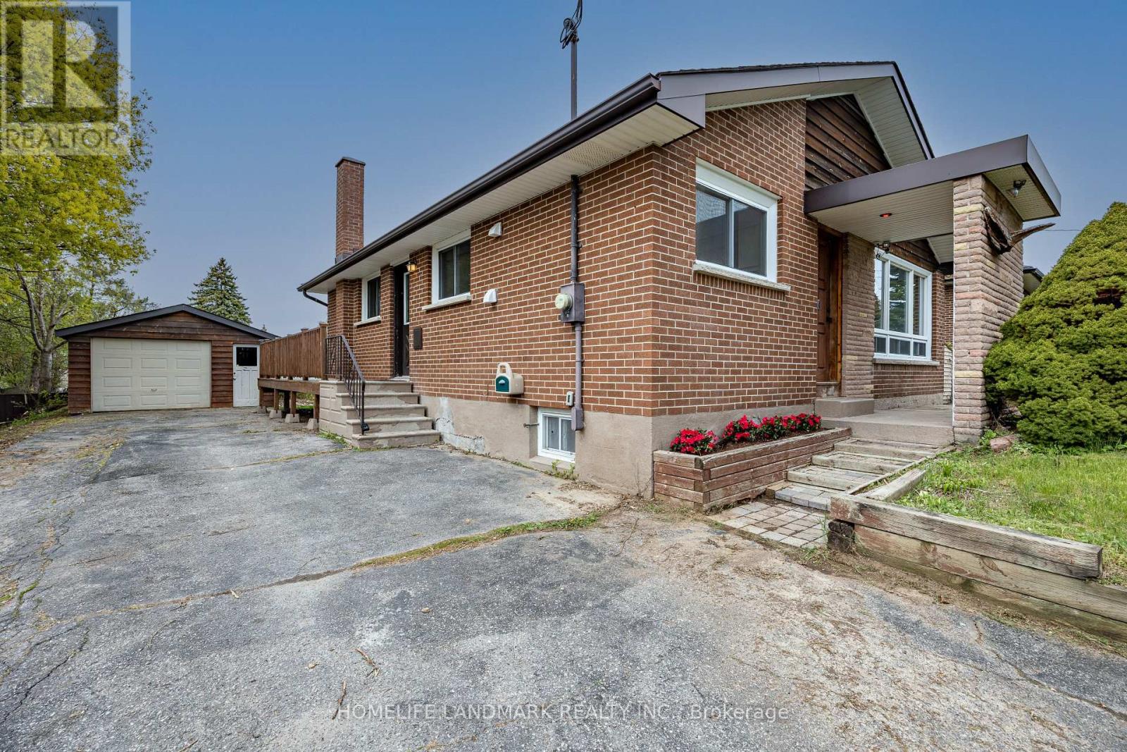 500 LARRY AVENUE - 3