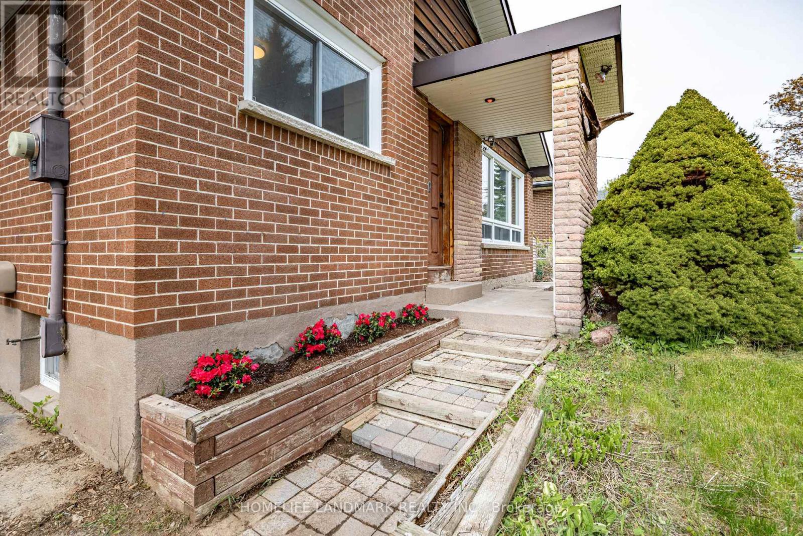 500 LARRY AVENUE - 4
