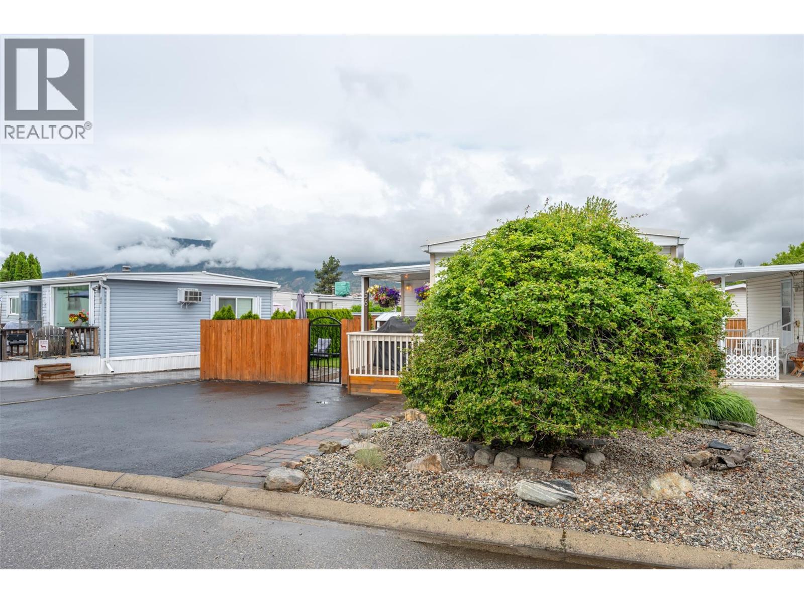 #56 98 Okanagan Avenue E - 46