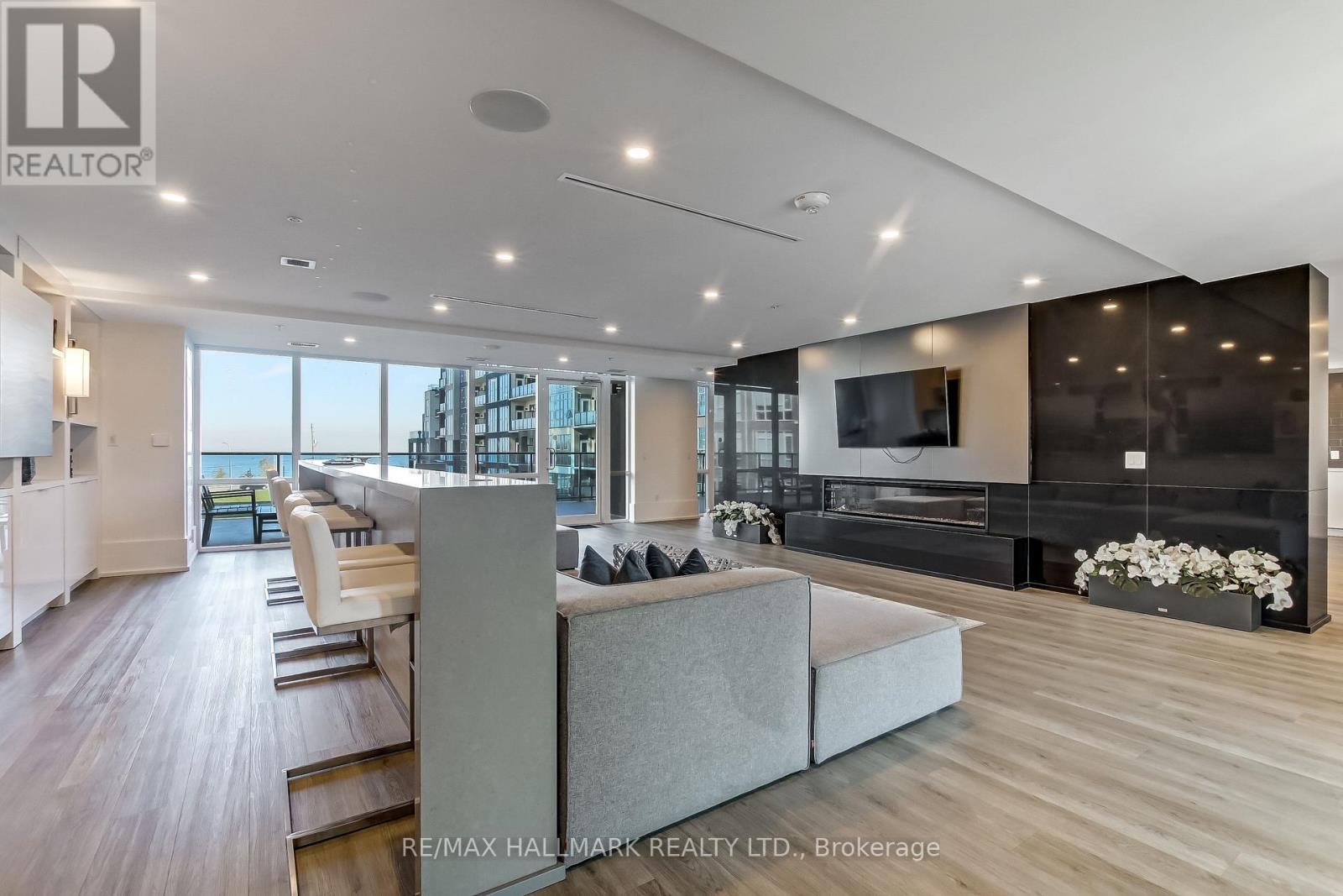 #807 16 CONCORD PLACE - 27