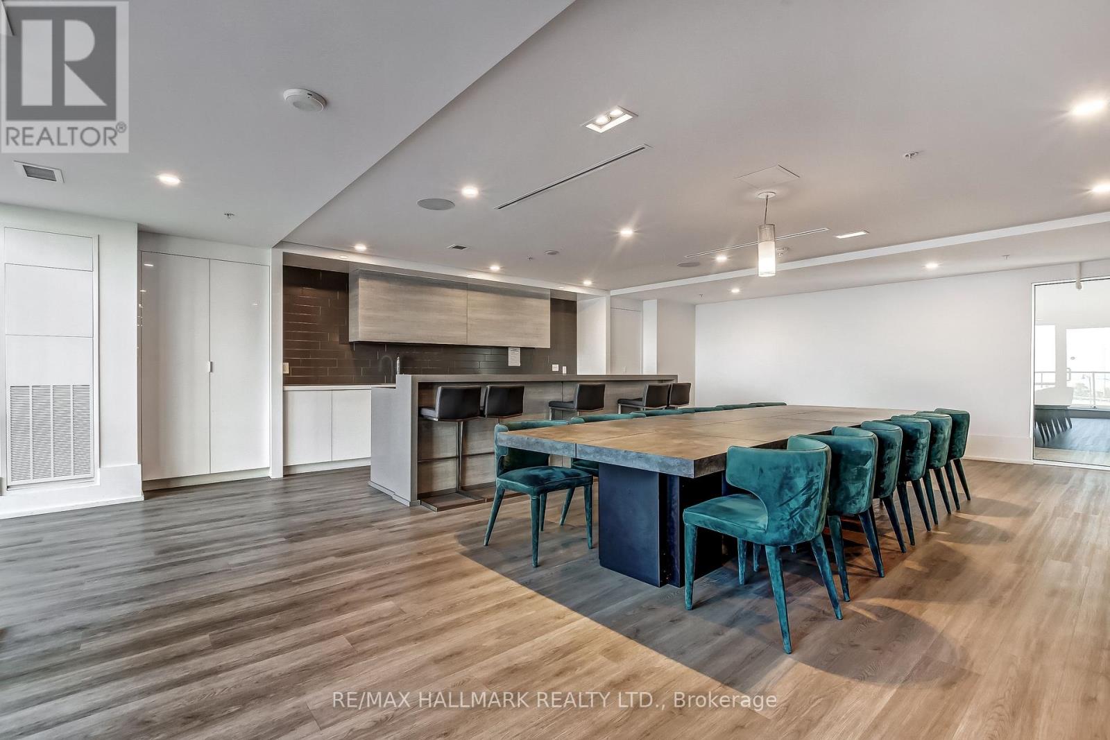 #807 16 CONCORD PLACE - 28