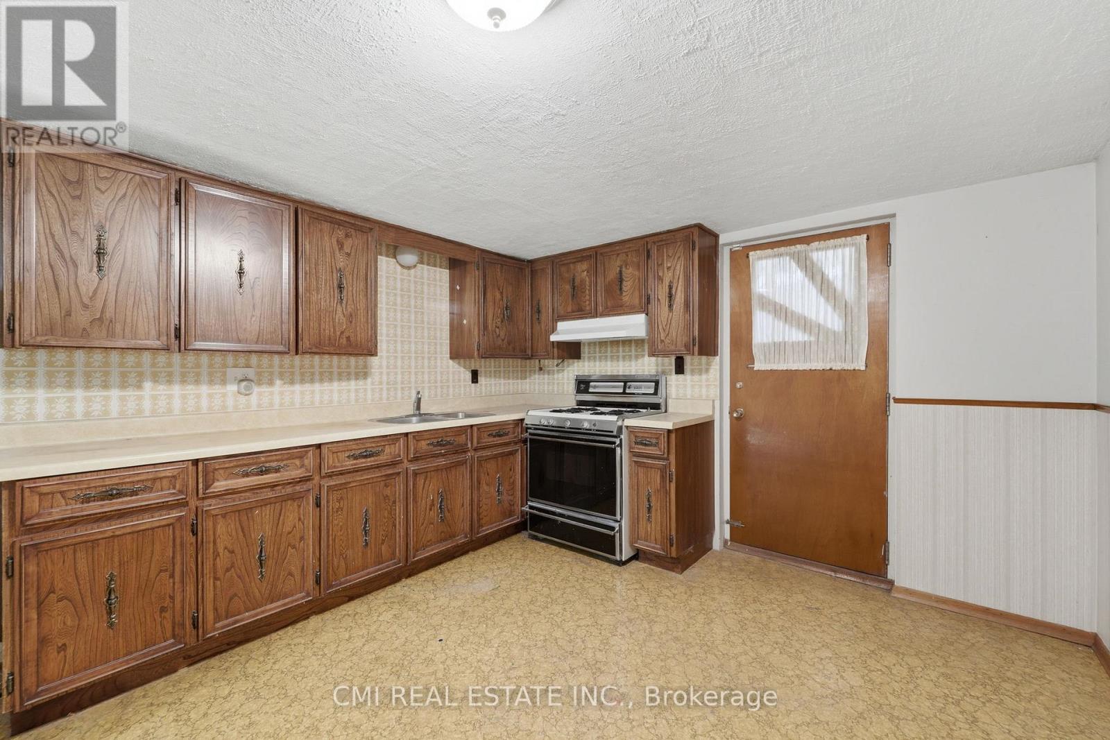 251 FAIRRIDGE ROAD - 28