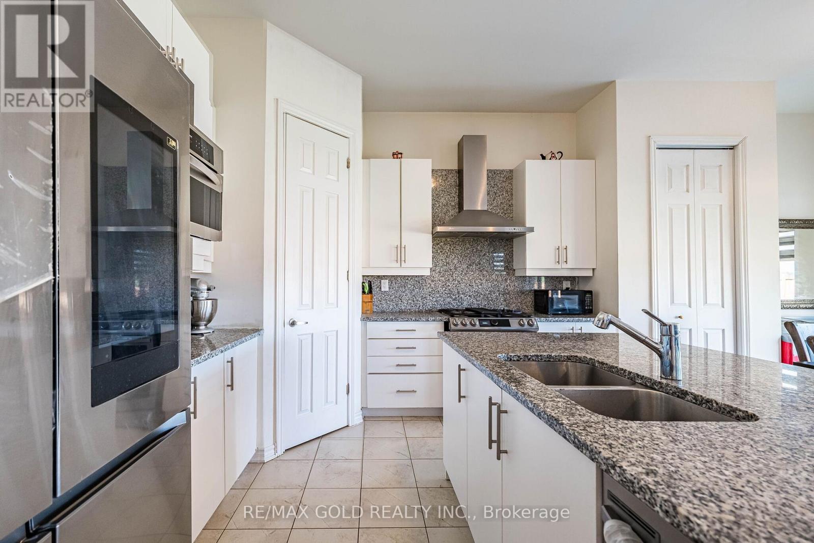 781 GILMOUR CRESCENT - 19