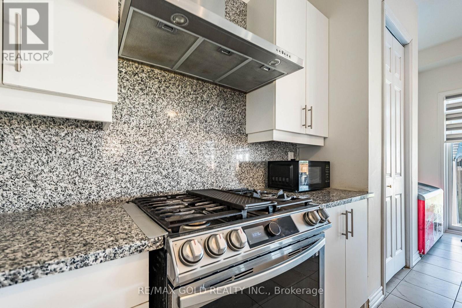 781 GILMOUR CRESCENT - 23