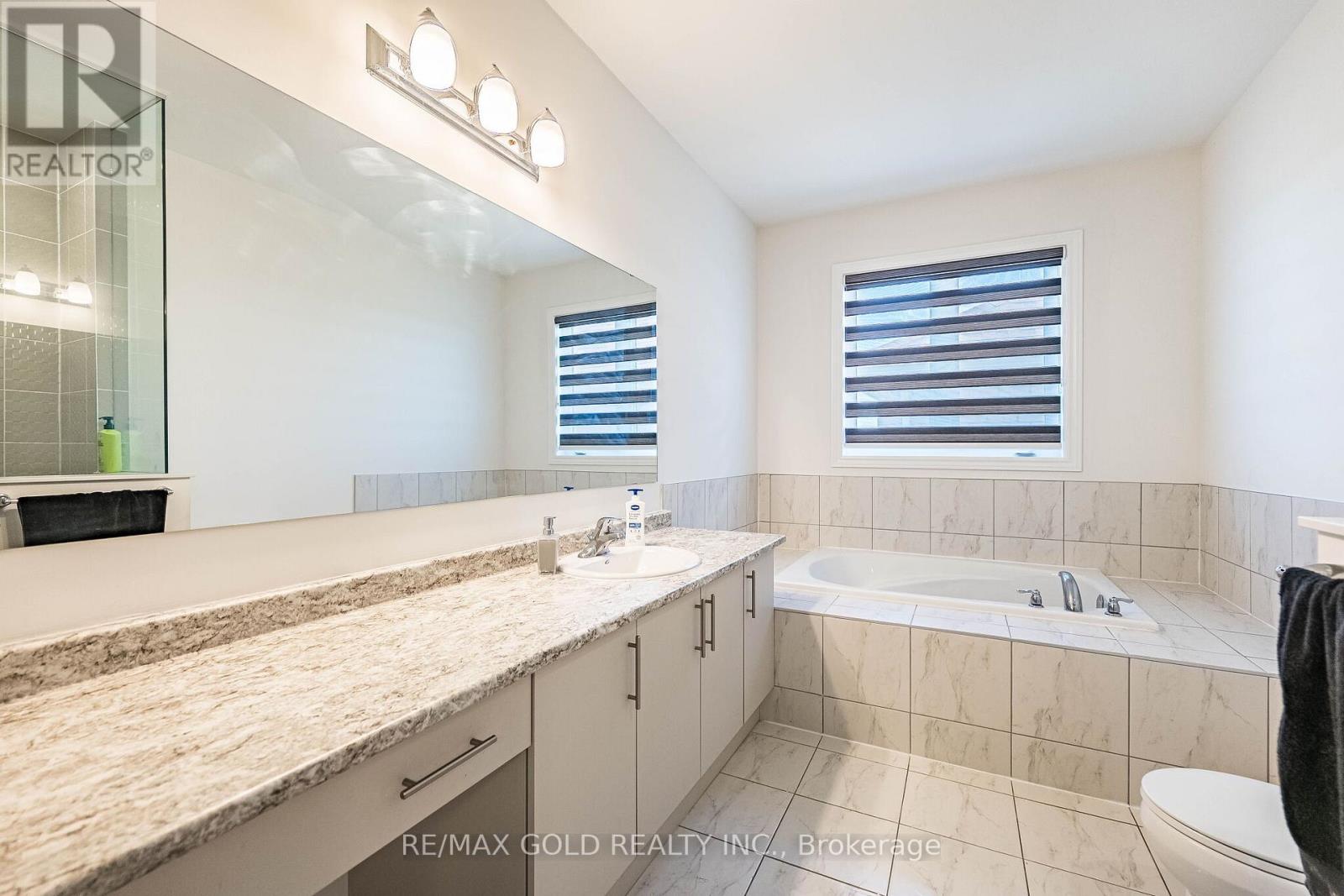 781 GILMOUR CRESCENT - 28
