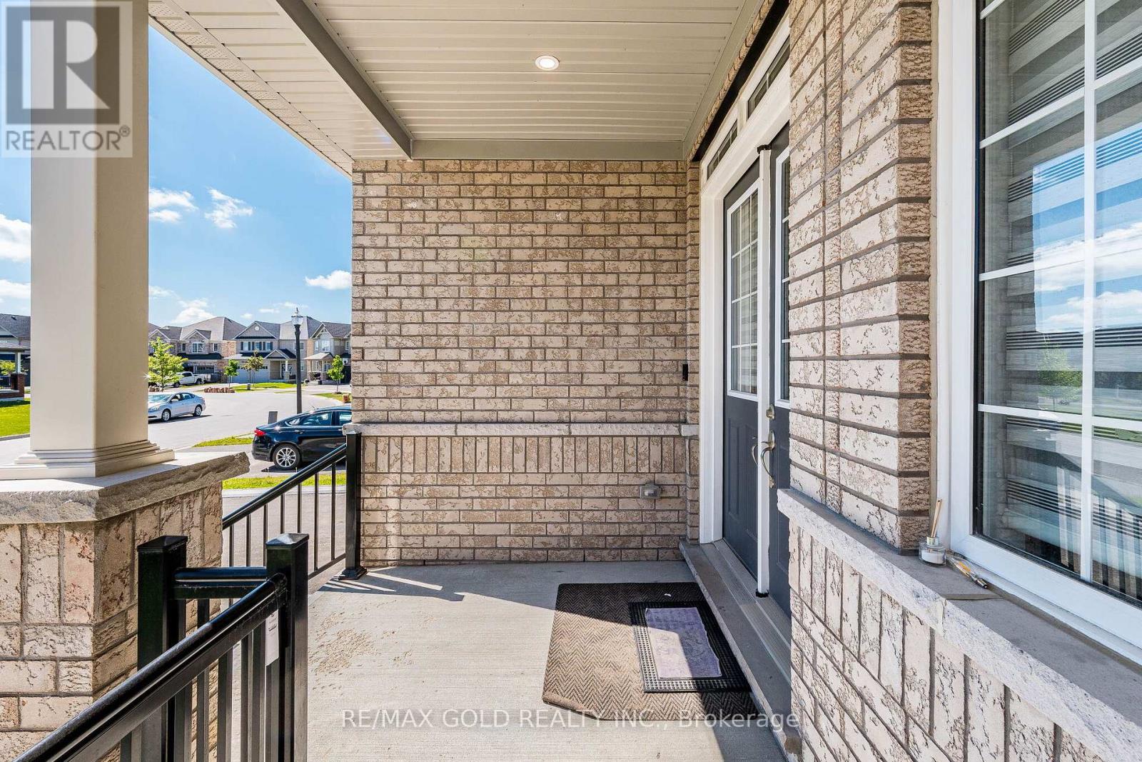 781 GILMOUR CRESCENT - 3