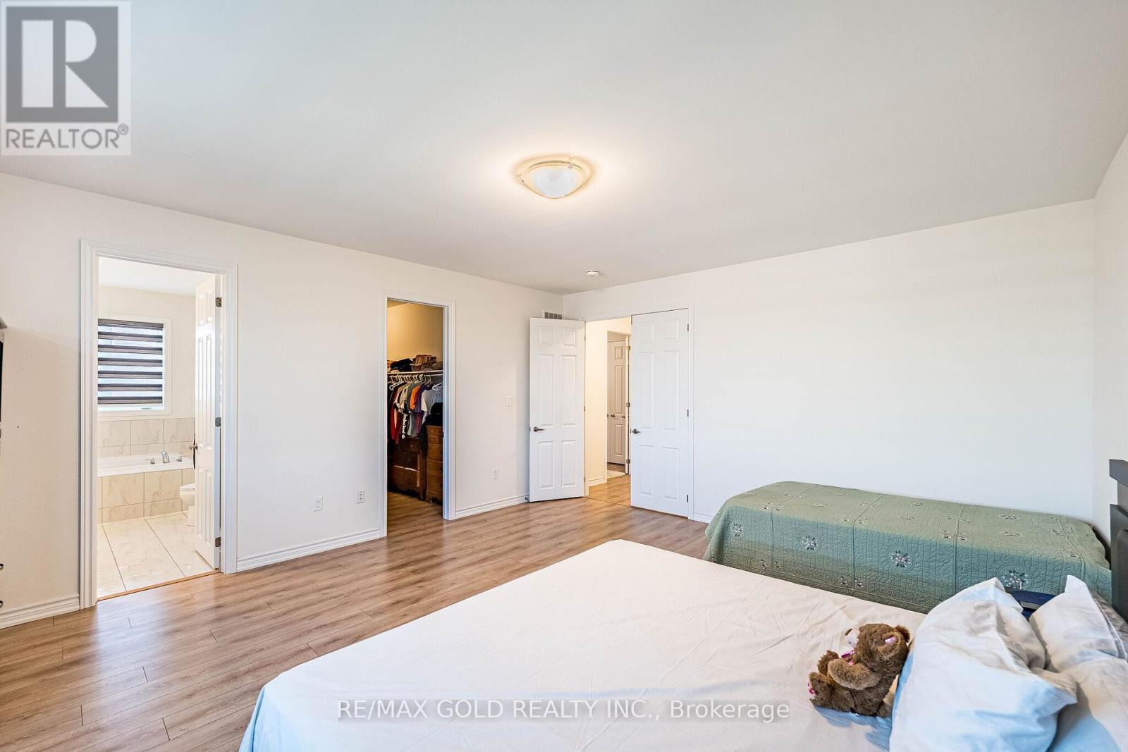 781 GILMOUR CRESCENT - 32