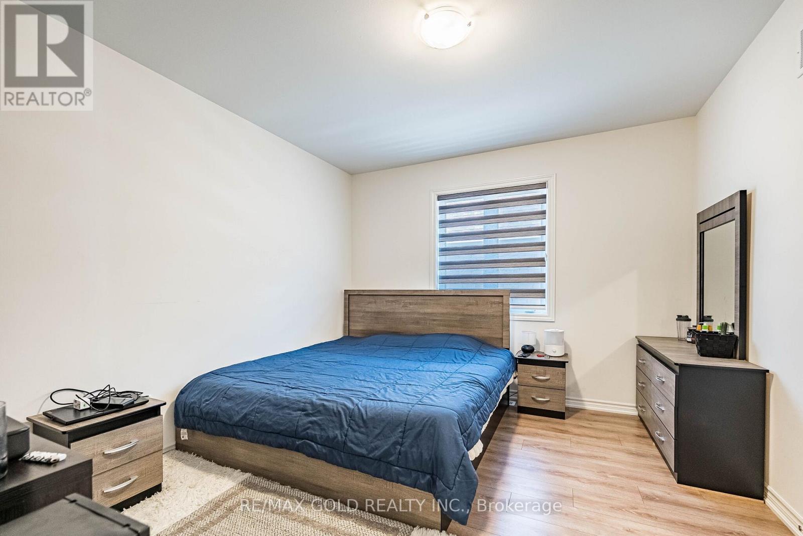 781 GILMOUR CRESCENT - 34