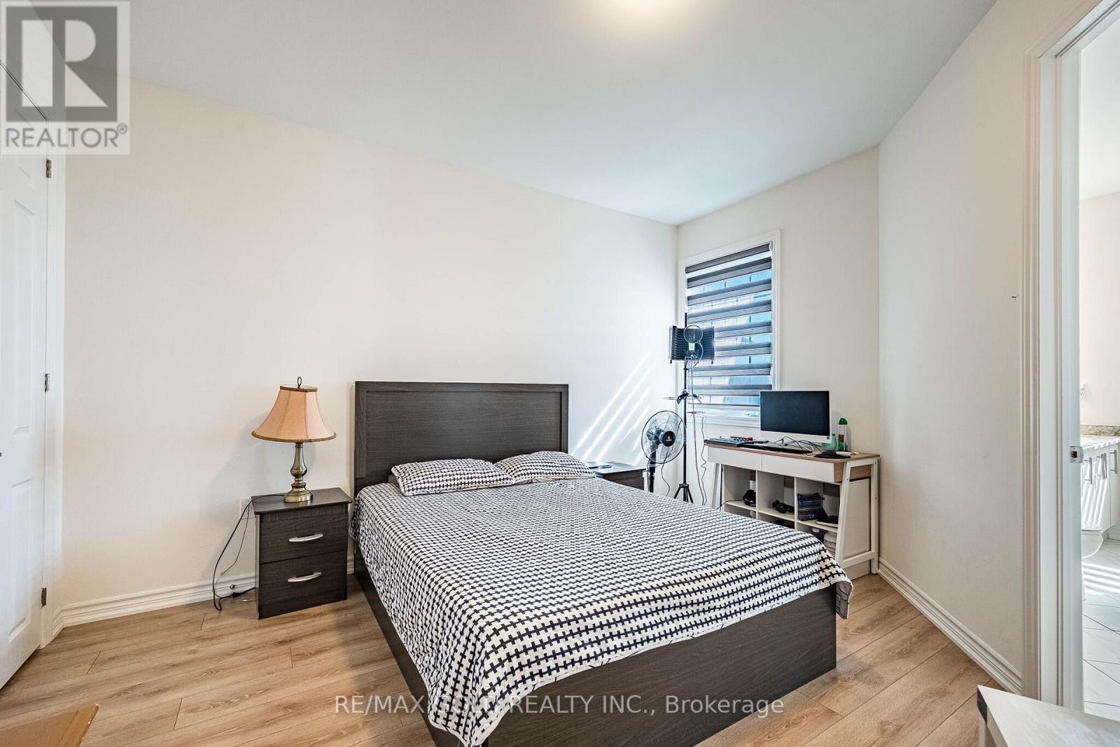 781 GILMOUR CRESCENT - 35