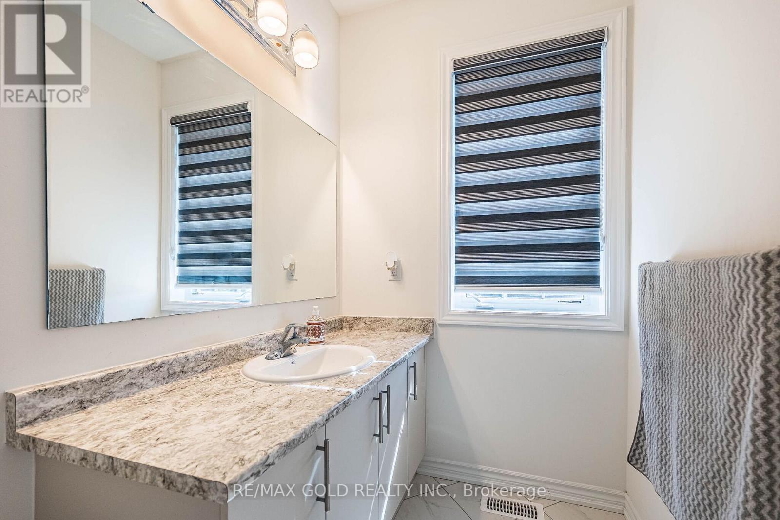 781 GILMOUR CRESCENT - 36
