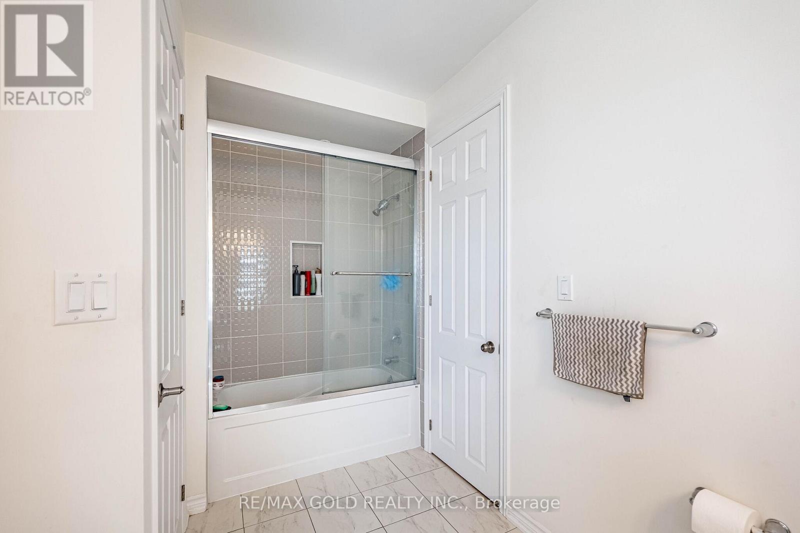 781 GILMOUR CRESCENT - 37