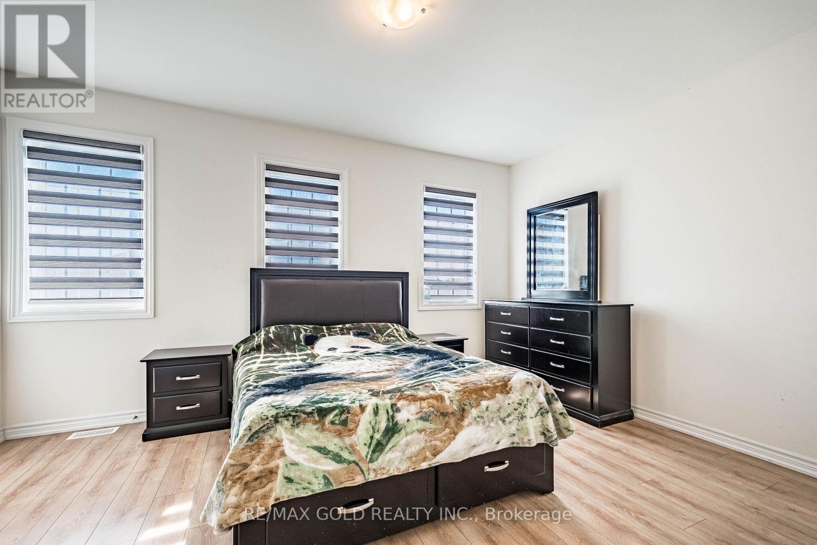 781 GILMOUR CRESCENT - 38