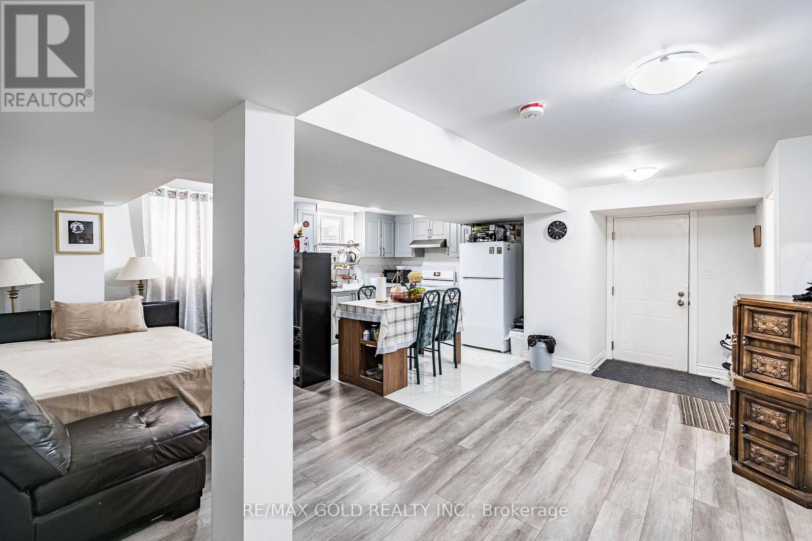 781 GILMOUR CRESCENT - 44